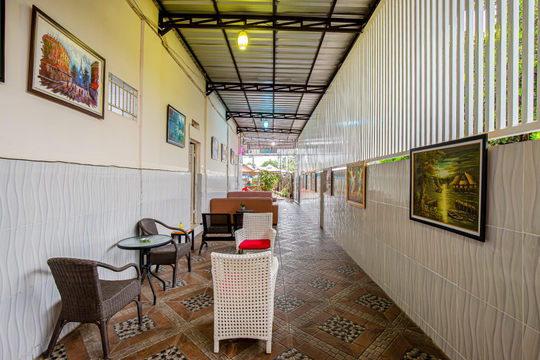 Cafe and lounge area